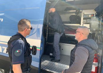 Bagaglio sospetto all’aeroporto d’Abruzzo, intervengono gli artificieri (foto)