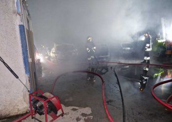 Cinque auto in fiamme nella notte a Notaresco, rogo spento dai vigili del fuoco