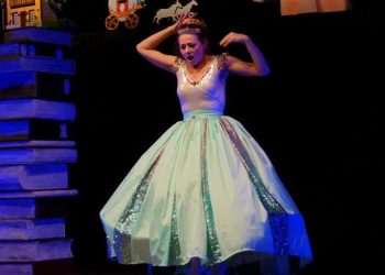 Cenerentola in bianco e nero, spettacolo in scena al Fenaroli