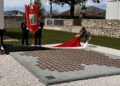 La coperta di Guzzini, 309 tessere per la memoria del sisma: commovente cerimonia di svelamento dell’opera