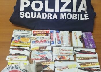 Sul sedile uno snack stupefacente, droga confezionata come barrette di cioccolata: arrestato 19enne