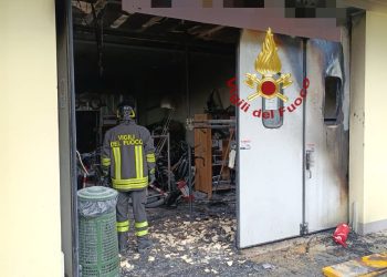 Grave incendio in un’officina di Montesilvano, le cause in fase di accertamento