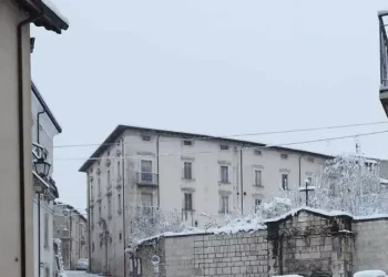 La neve è arrivata ma in ritardo, gli impianti sciistici restano chiusi