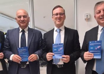 Come evitare incidenti stradali, presentato in Prefettura l’opuscolo informativo con le regole da seguire