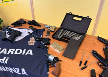 Fabbrica armi clandestine, in campo task force di Guardia di finanza e carabinieri: un arresto (VIDEO e FOTO)