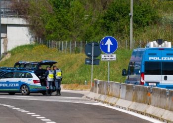 Controlli della polizia, centinaia di verifiche: 8 le patenti ritirate