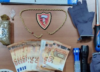 Ai domiciliari ma esce e scippa un’anziana, bloccato e arrestato mentre guida un’auto rubata