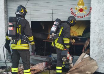 Rogo in un casolare abbandonato, paura a Città Sant’Angelo: intervengono i vigili del fuoco