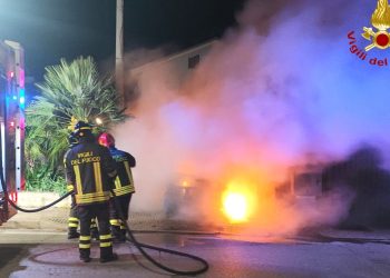Paura alle prime luci dell’alba, auto in fiamme: intervengono i vigili del fuoco