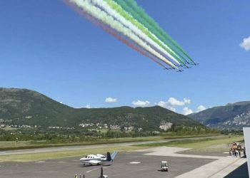 Le Frecce Tricolori volano su L’Aquila per omaggiare la città e la memoria del copilota morto