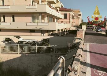 Incidente a Pescara, auto sfonda ringhiera e precipita: illeso conducente