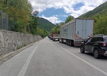 Si ribalta un autocarro, strada statale 17 di nuovo chiusa a Pettorano sul Gizio