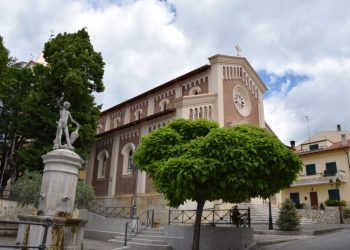 Cerchio rende omaggio al sindaco frate che trasformò il paese: la storia di Alberto Tucceri