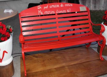 A Nepezzano di Teramo inaugurata la panchina rossa contro la violenza di genere