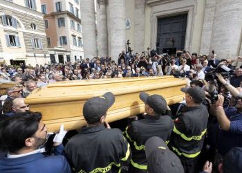 L’ultimo saluto a Franco Di Mare, ai funerali a Roma anche i vertici Rai