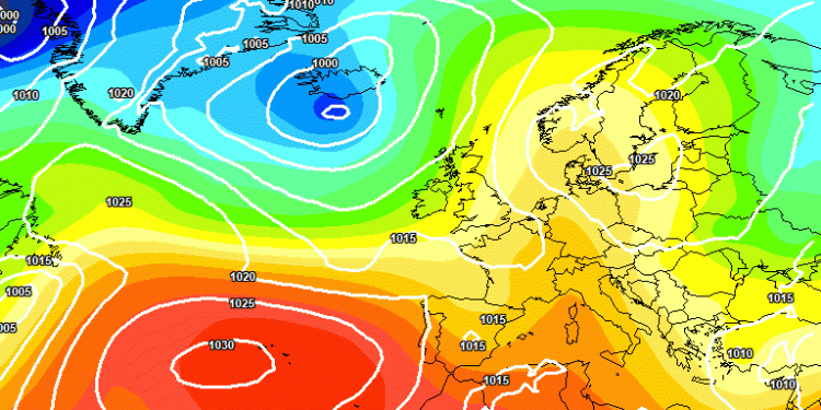 La situazione secondo il modello europeo ECMWF per le ore 14:00 di Domenica 12. Sull'Abruzzo al mattino cielo poco nuvoloso, mentre degli addensamenti pomeridiani saranno presenti con qualche locale rovescio tra il pomeriggio e la sera