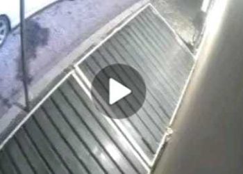 Esplosione nel bar di Trasacco: uomo butta la bomba e scappa, poi la devastazione (guarda i due video)