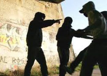 Ragazzino disabile bullizzato per mesi da tre compagni, il racconto shock della mamma: “lo picchiano da settembre”