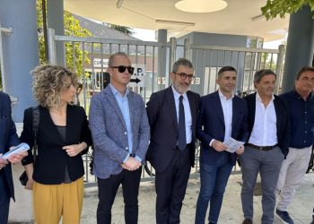 Protesta del centrosinistra davanti all’ospedale di Pescara