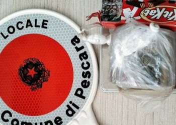 La polizia locale scova 40 dosi di droga nascoste in un vano tecnico di un condominio