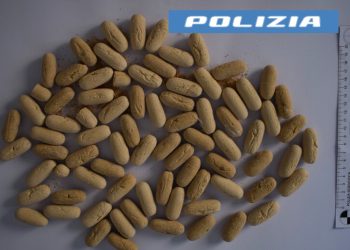 Auto a folle velocità, fermata dopo l’inseguimento: a bordo nascosti 800 grammi di eroina