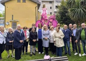 Italia in bicicletta, a Francavilla inaugurata l’installazione artistica dedicata al Giro d’Italia