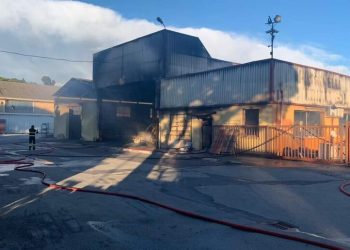 Violento incendio in un’azienda di Francavilla, il sindaco chiude le scuole