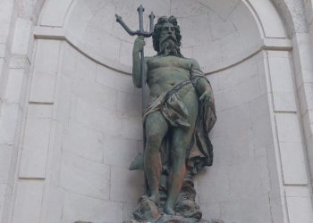 Danneggiato un rebbio della statua di Nettuno all’Aquila: denunciato il presunto responsabile.