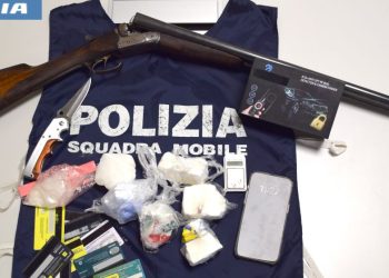Mezzo chilo di cocaina e un fucile nascosti in casa, arrestato 29enne straniero