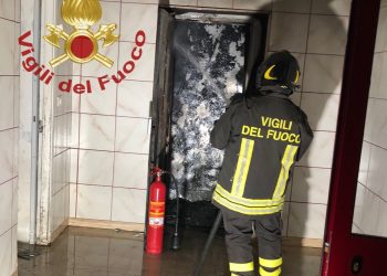 Paura nella notte a Pescara, ascensore a fuoco: il fumo invade il palazzo