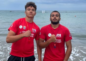 Bagnini eroi salvano la vita a un ragazzo che stava per affogare