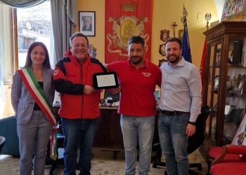 Giulianova saluta con una targa di ringraziamento il Presidente uscente del Comitato CRI Adriano Voogt