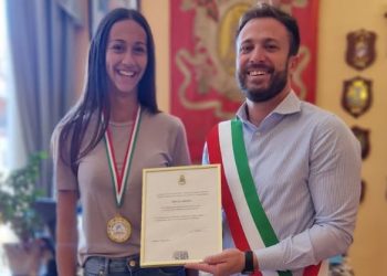 La campionessa italiana di salto in alto ai giochi sportivi studenteschi, Giulia Grossi, premiata in Comune