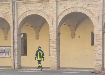 Scoppia un incendio nel municipio di Penne: nessun ferito, ma danni ingenti nell’edificio