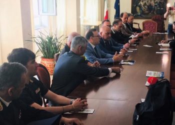 Il Prefetto dell’Aquila, Giancarlo Di Vincenzo, presenta l’opuscolo informativo sulla sicurezza in montagna