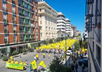 Emergenza cinghiali, manifestazione agricoltori a Pescara: 150 trattori e centinaia di addetti