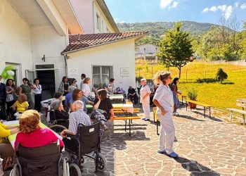I bambini in visita dai “nonnini” nella Residenza San Pietro: momenti di gioia e condivisione