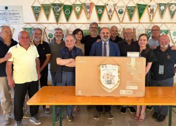 Gli alpini donano un televisore alla foresteria per i pazienti trapiantati