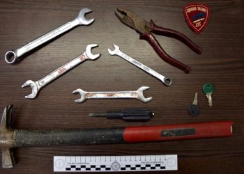 Terrore in strada, tenta di rubare bici elettrica e aggredisce i proprietari con un martello