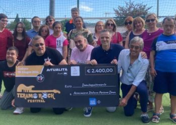 Musica e solidarietà, Artualità dona 2 mila e 400 euro all’AIPD di Teramo