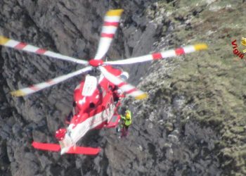 Spettacolare salvataggio con l’elicottero Drago 158 dei vigili del fuoco di Pescara (Video)