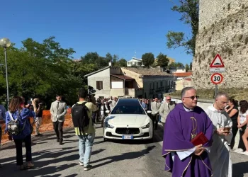 Omicidio di Pescara, lacrime e commozione per l’ultimo saluto a Thomas