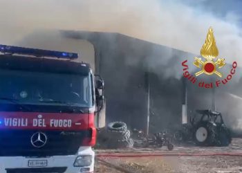 Violento incendio in un’azienda, in fiamme centinaia di rotoballe di fieno e mezzi agricoli