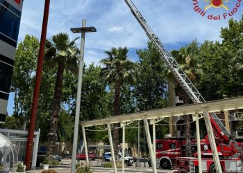 Paura a Pescara, scoppia un incendio in un palazzo: domato dai vigili del fuoco (foto)