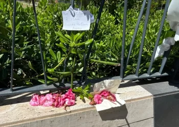 Omicidio di Pescara, il dolore della città: tanti biglietti e fiori per Thomas