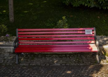 Giro d’Italia Women: panchina in rosa e rosso alla Villa Comunale dell’Aquila