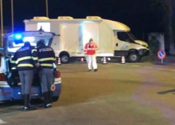 Controlli della polizia contro la guida in stato alterato, analisi in strada grazie al laboratorio mobile