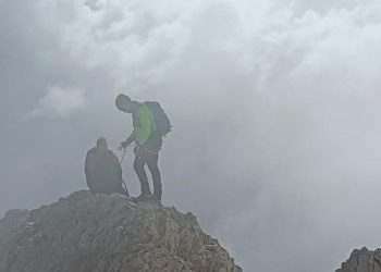 Incredibile e rocambolesco salvataggio sul Gran Sasso, soccorritori a piedi “tra le nuvole” (FOTO)