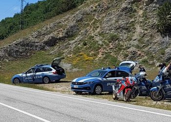 Controlli sulle strade, diversi motociclisti spericolati: privi di equipaggiamento tra sorpassi azzardati e infrazioni