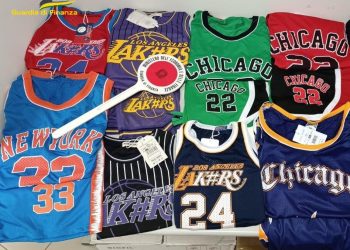 Le Fiamme gialle sequestrano 120 capi di abbigliamento contraffatto, denunciato un commerciante